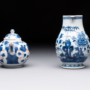 Three Chinese Imari-style covered teapots and a blue and white milk jug, Kangxi/Qianlong — foto 11