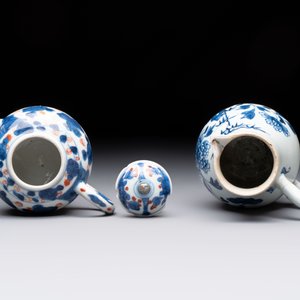 Three Chinese Imari-style covered teapots and a blue and white milk jug, Kangxi/Qianlong — foto 12