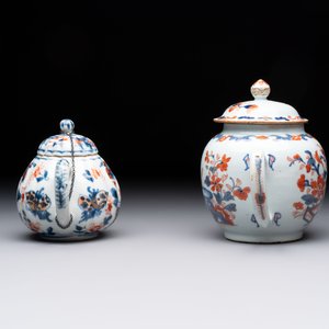 Three Chinese Imari-style covered teapots and a blue and white milk jug, Kangxi/Qianlong — foto 3