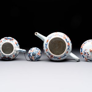 Three Chinese Imari-style covered teapots and a blue and white milk jug, Kangxi/Qianlong — foto 6