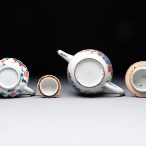 Three Chinese Imari-style covered teapots and a blue and white milk jug, Kangxi/Qianlong — foto 7