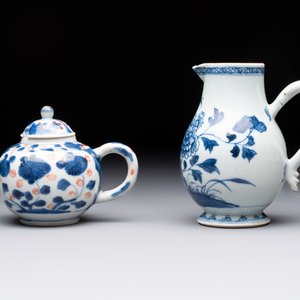 Three Chinese Imari-style covered teapots and a blue and white milk jug, Kangxi/Qianlong — foto 8