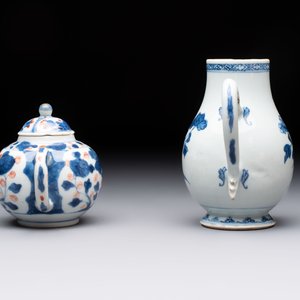 Three Chinese Imari-style covered teapots and a blue and white milk jug, Kangxi/Qianlong — foto 9