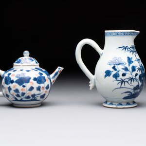 Three Chinese Imari-style covered teapots and a blue and white milk jug, Kangxi/Qianlong — foto 10