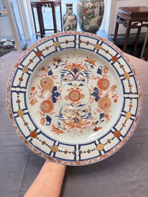 Three Chinese Imari-style dishes with floral design, Yongzheng — 照片 1