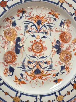 Three Chinese Imari-style dishes with floral design, Yongzheng — 照片 2