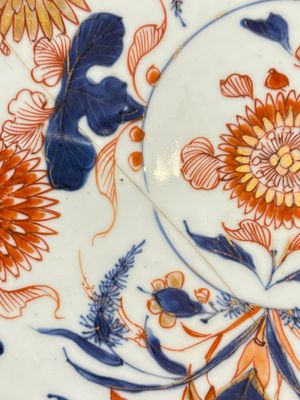Three Chinese Imari-style dishes with floral design, Yongzheng — 照片 3