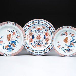 Three Chinese Imari-style dishes with floral design, Yongzheng — 照片 1