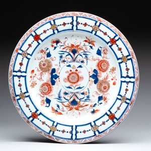 Three Chinese Imari-style dishes with floral design, Yongzheng — 照片 2