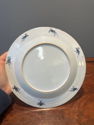 Three Chinese Imari-style 'Parasol ladies' plates after Cornelis Pronk, Qianlong — 照片 6