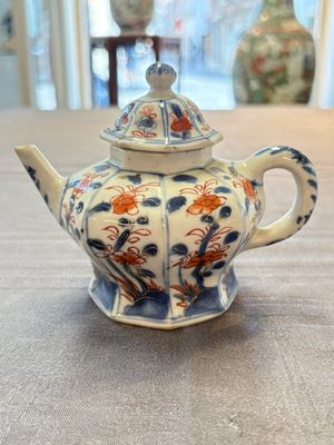 Three Chinese Imari-style teapots and two blue and white jugs, Kangxi — photo 1