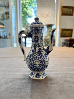 Three Chinese Imari-style teapots and two blue and white jugs, Kangxi — photo 11