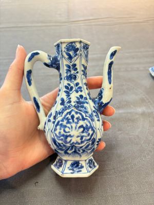 Three Chinese Imari-style teapots and two blue and white jugs, Kangxi — photo 12
