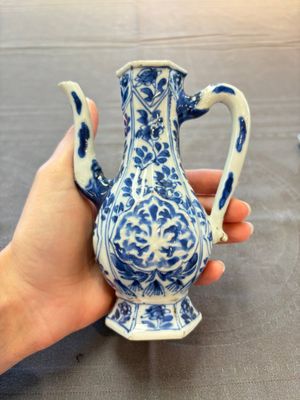 Three Chinese Imari-style teapots and two blue and white jugs, Kangxi — photo 14