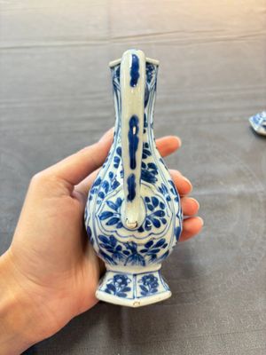 Three Chinese Imari-style teapots and two blue and white jugs, Kangxi — photo 15
