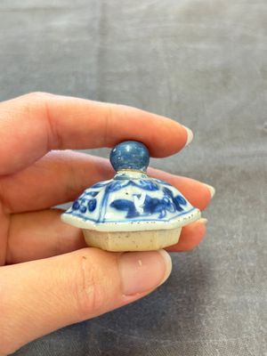 Three Chinese Imari-style teapots and two blue and white jugs, Kangxi — photo 19
