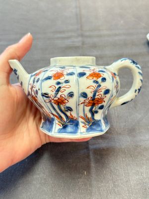 Three Chinese Imari-style teapots and two blue and white jugs, Kangxi — photo 2