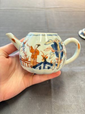 Three Chinese Imari-style teapots and two blue and white jugs, Kangxi — photo 22