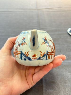 Three Chinese Imari-style teapots and two blue and white jugs, Kangxi — photo 25