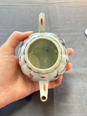 Three Chinese Imari-style teapots and two blue and white jugs, Kangxi — photo 26