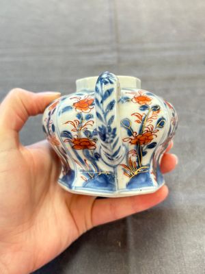Three Chinese Imari-style teapots and two blue and white jugs, Kangxi — photo 3