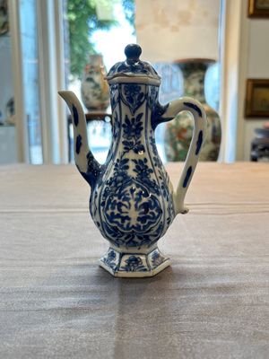 Three Chinese Imari-style teapots and two blue and white jugs, Kangxi — photo 31