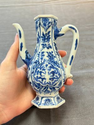 Three Chinese Imari-style teapots and two blue and white jugs, Kangxi — photo 32