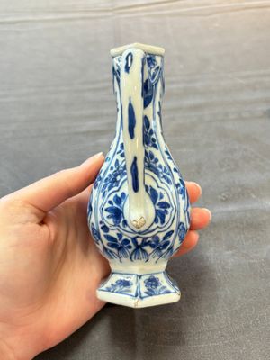 Three Chinese Imari-style teapots and two blue and white jugs, Kangxi — photo 33