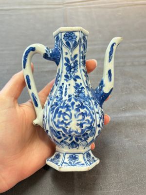Three Chinese Imari-style teapots and two blue and white jugs, Kangxi — photo 34