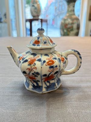 Three Chinese Imari-style teapots and two blue and white jugs, Kangxi — photo 41