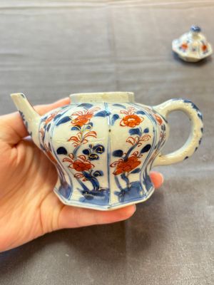 Three Chinese Imari-style teapots and two blue and white jugs, Kangxi — photo 42