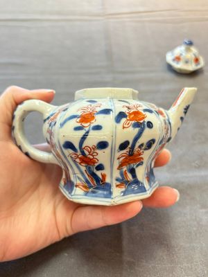 Three Chinese Imari-style teapots and two blue and white jugs, Kangxi — photo 44