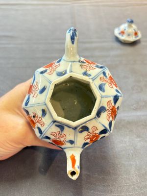 Three Chinese Imari-style teapots and two blue and white jugs, Kangxi — photo 46