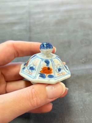 Three Chinese Imari-style teapots and two blue and white jugs, Kangxi — photo 49