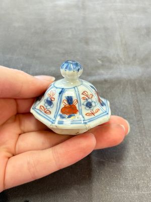 Three Chinese Imari-style teapots and two blue and white jugs, Kangxi — photo 9