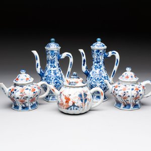 Three Chinese Imari-style teapots and two blue and white jugs, Kangxi — photo 1