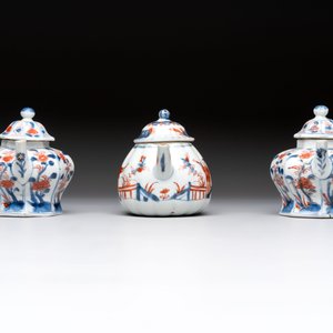 Three Chinese Imari-style teapots and two blue and white jugs, Kangxi — photo 11