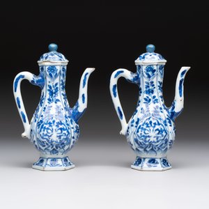 Three Chinese Imari-style teapots and two blue and white jugs, Kangxi — photo 4