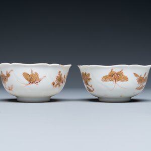 Three Chinese iron-red and gilt 'butterfly' saucers and two cups, Yongzheng — 照片 4