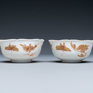 Three Chinese iron-red and gilt 'butterfly' saucers and two cups, Yongzheng — 照片 5