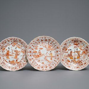 Three Chinese iron red and gilt lotus-moulded plates, Kangxi — 照片 1