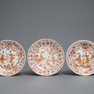 Three Chinese iron red and gilt lotus-moulded plates, Kangxi — 照片 2