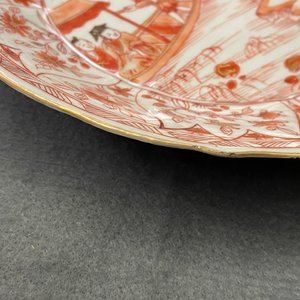 Three Chinese iron red and gilt lotus-moulded plates, Kangxi — 照片 7