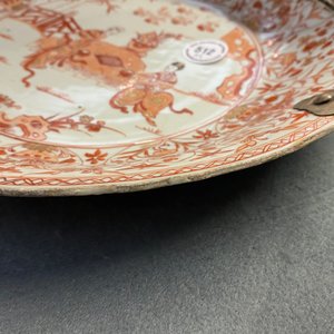 Three Chinese iron-red and gilt plates and a silver-mounted dish, Kangxi — 照片 14