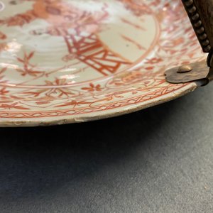 Three Chinese iron-red and gilt plates and a silver-mounted dish, Kangxi — 照片 18