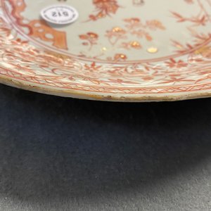Three Chinese iron-red and gilt plates and a silver-mounted dish, Kangxi — 照片 20