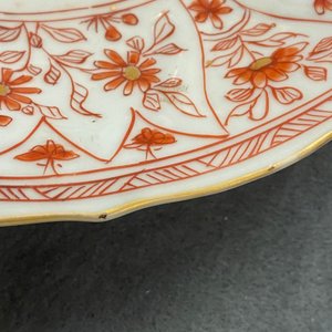 Three Chinese iron red and gilt plates and two bowls, Kangxi/Yongzheng — photo 12