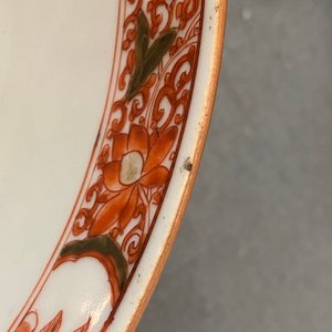 Three Chinese iron red and gilt plates and two bowls, Kangxi/Yongzheng — photo 16