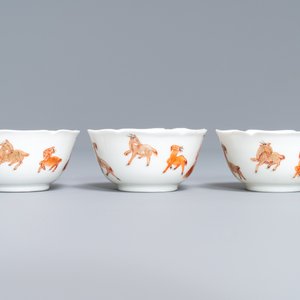 Three Chinese iron red eggshell cups and saucers with boys and goats, Yongzheng — 照片 5