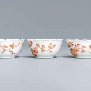 Three Chinese iron red eggshell cups and saucers with boys and goats, Yongzheng — 照片 7